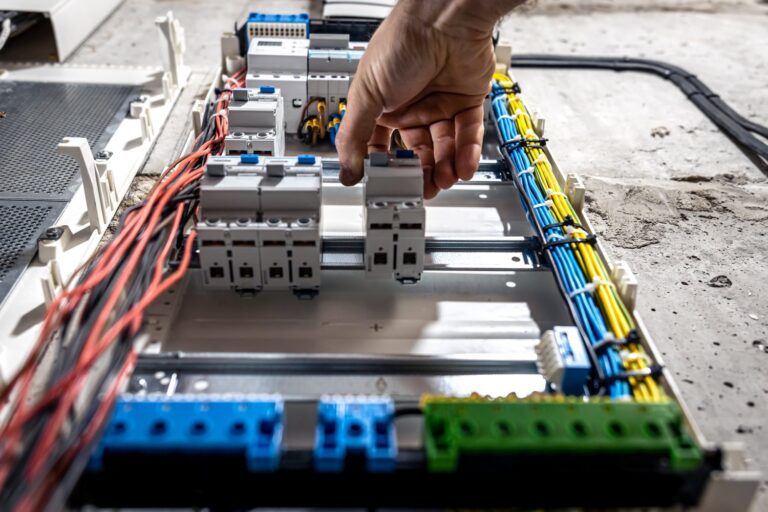 Jak wybrać i zainstalować odpowiednią aparaturę elektryczną w domu