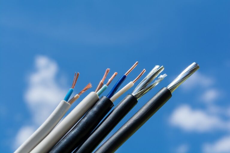 Jak wybrać odpowiednie przewody elektryczne do instalacji domowej