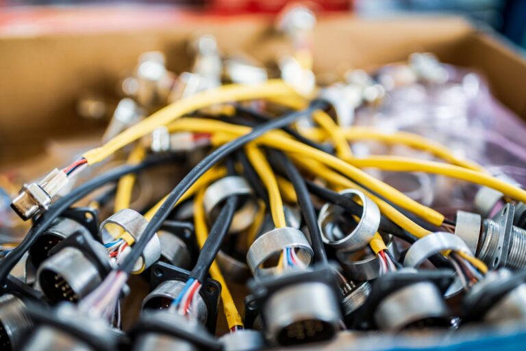 Jak wybrać odpowiednie przewody i kable dla Twojego projektu elektrycznego