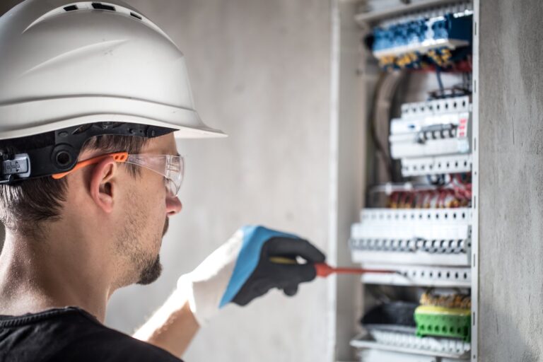 Jak bezpiecznie instalować i używać aparaturę elektryczną w domu