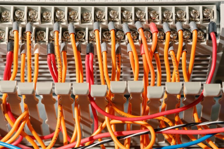 Awaria rozdzielni elektrycznej – diagnostyka i naprawa systemów zabezpieczeń