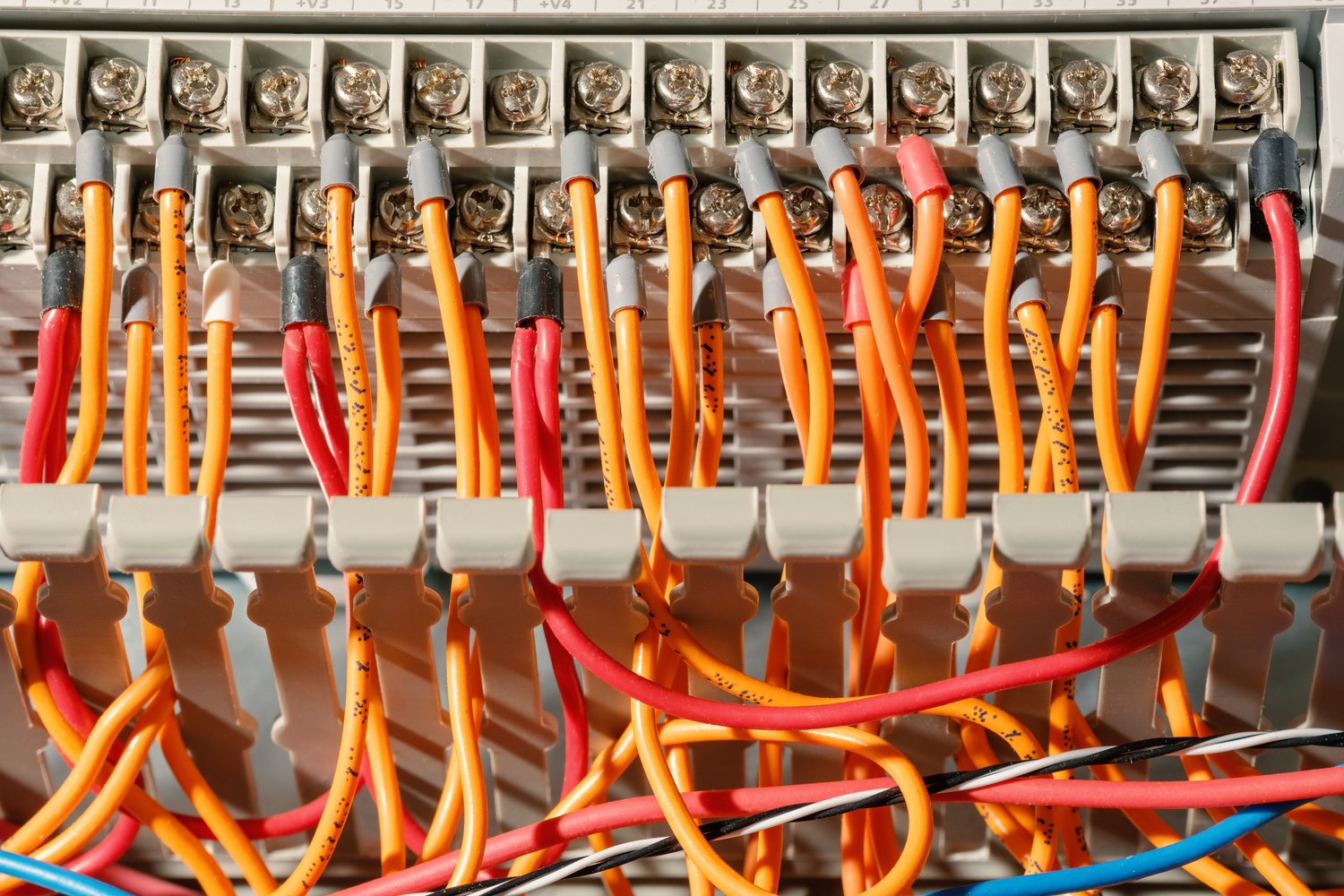 Awaria rozdzielni elektrycznej – diagnostyka i naprawa systemów zabezpieczeń