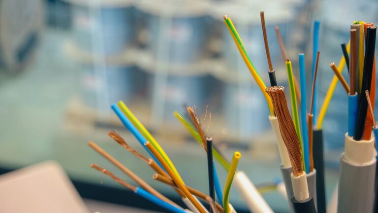 Jak wybrać odpowiednie kable i przewody do instalacji elektrycznej