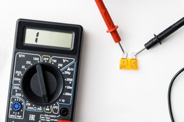 Jak wybrać odpowiednie urządzenia pomiarowe do prac elektryczno-hydraulicznych