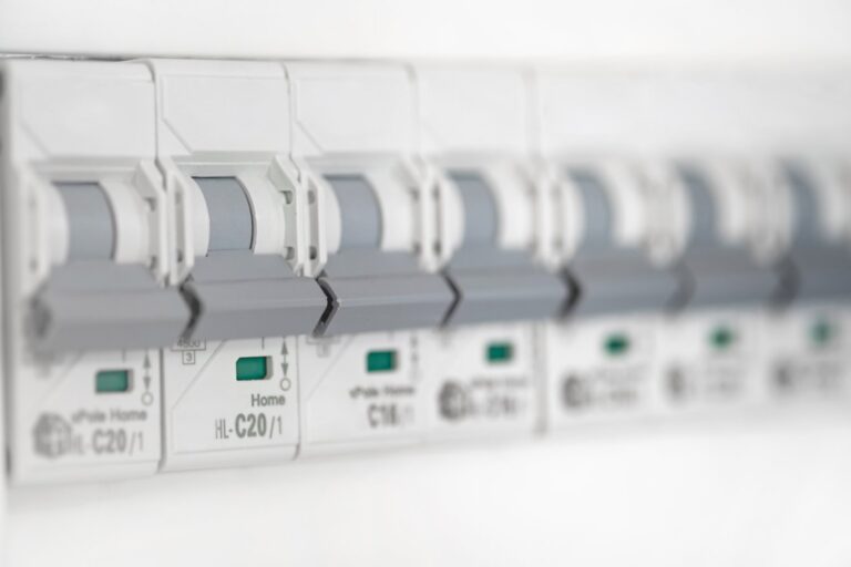 Awaria systemu zabezpieczeń przeciwprzepięciowych – kompleksowa diagnostyka