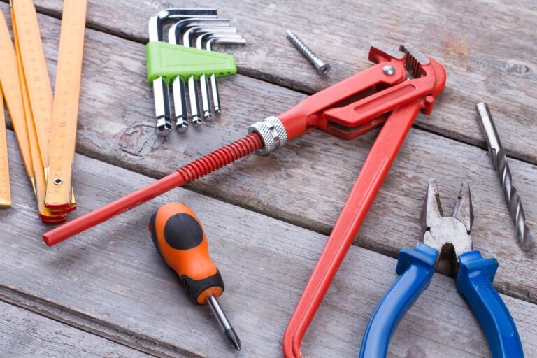 Jak efektywnie korzystać z narzędzi ręcznych w pracach elektryczno hydraulicznych