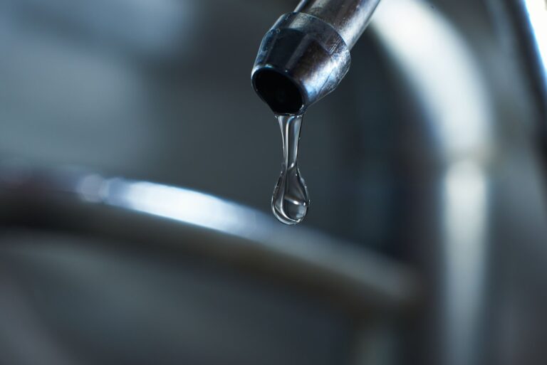 Problem z cieknącym kranem – jak zdiagnozować i naprawić usterki w łazience i kuchni