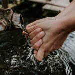 Dlaczego woda z kranu jest rdzawa – przyczyny i sposoby eliminacji problemu