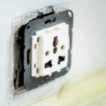 Jak samodzielnie wymienić gniazdko elektryczne – bezpieczny montaż