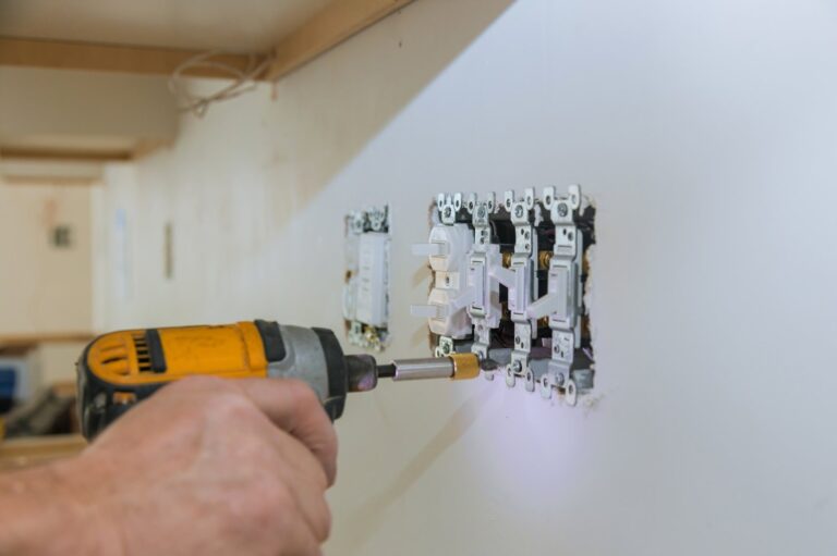 Jak wybrać i zainstalować gniazda siłowe podtynkowe w twojej instalacji elektrycznej