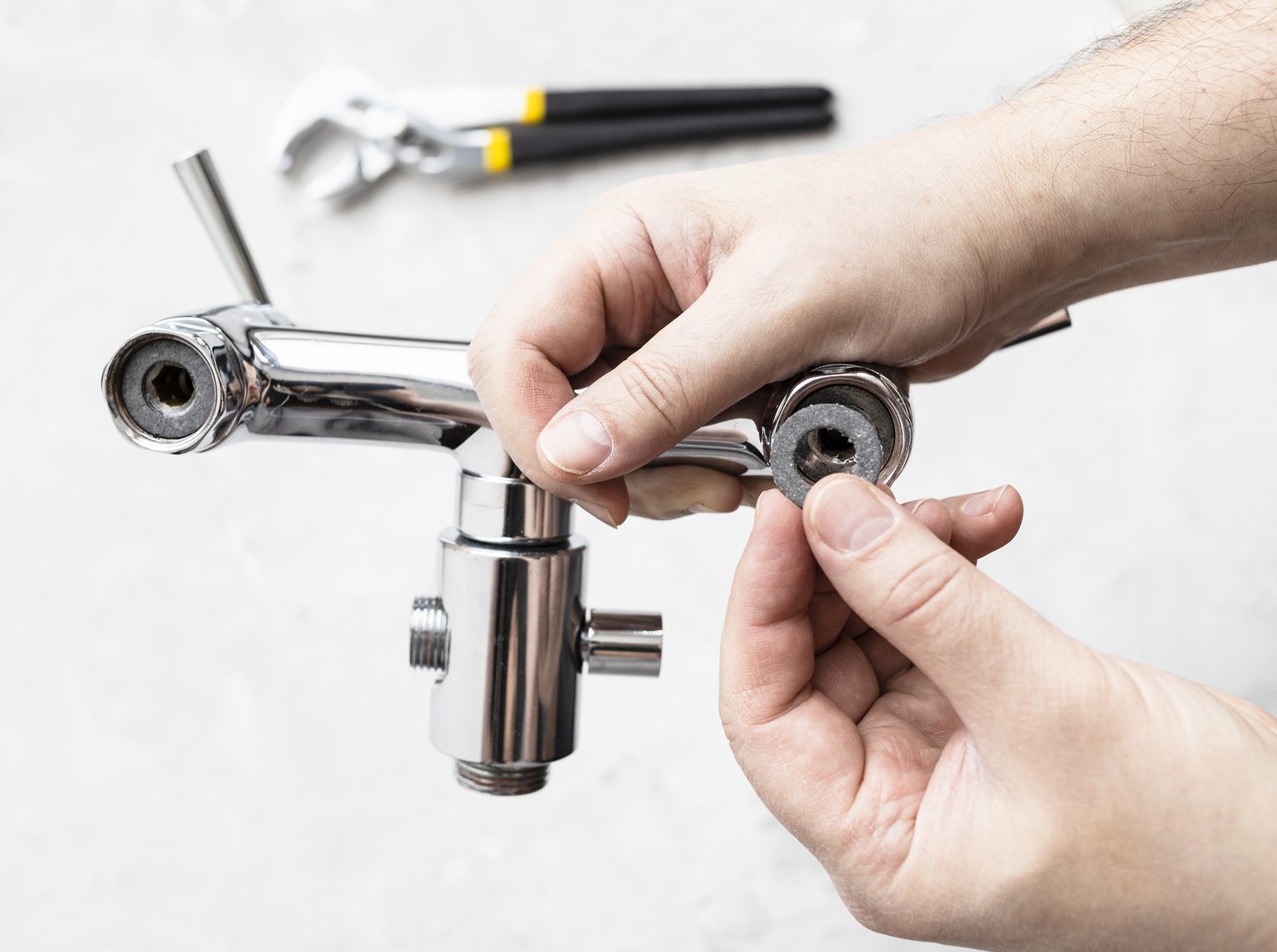 Jak wybrać i zainstalować odpowiednią listwę montażową do baterii łazienkowej