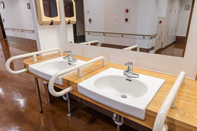 Jak wybrać odpowiednią umywalkę do łazienki dla osób z niepełnosprawnością