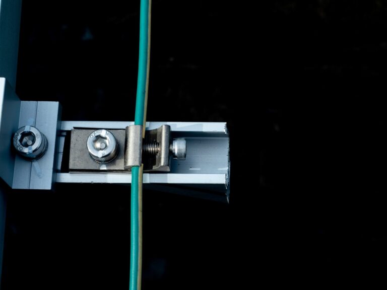 Nowoczesne rozwiązania mocujące dla instalacji elektrycznych i hydraulicznych