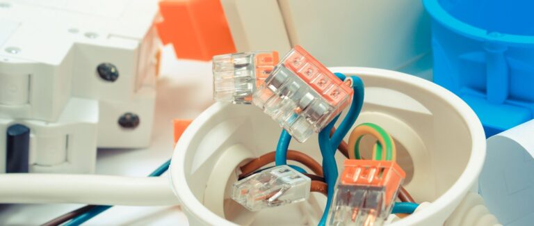 Praktyczny przewodnik po puszkach instalacyjnych dla elektryki i hydrauliki