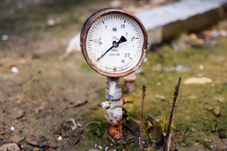 Problem z niskim ciśnieniem wody w kranach – przyczyny i rozwiązania