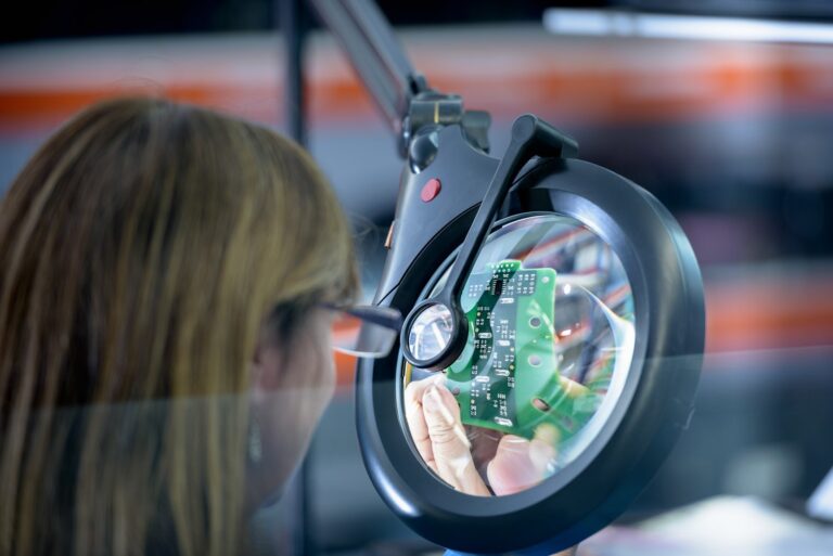 Awaria czujnika ruchu w oświetleniu zewnętrznym – kalibracja i wymiana elementów