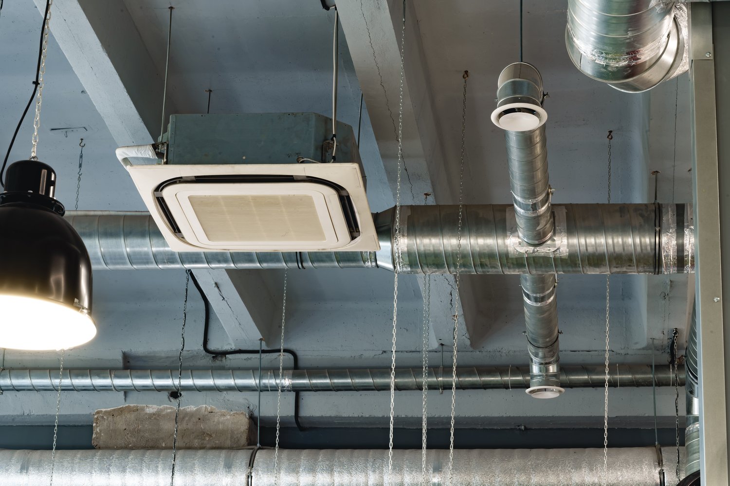 Dlaczego klimatyzacja kapie do pomieszczenia – najczęstsze usterki i naprawa