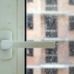 Dlaczego okna parują od wewnątrz – analiza przyczyn i metody zapobiegania