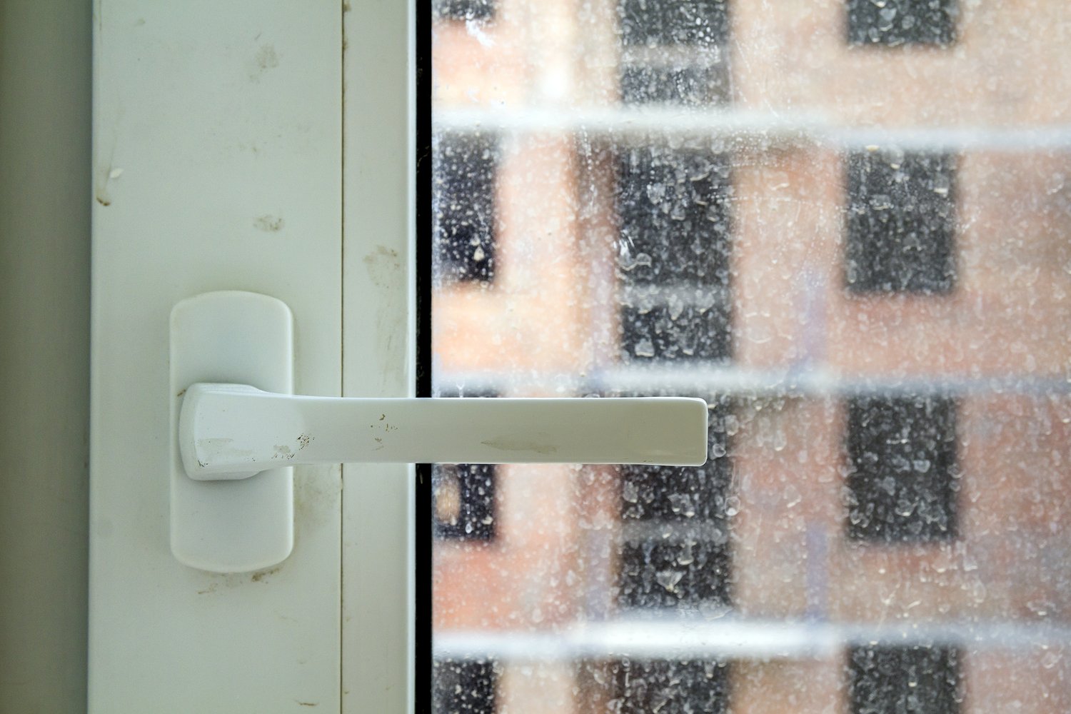 Dlaczego okna parują od wewnątrz – analiza przyczyn i metody zapobiegania