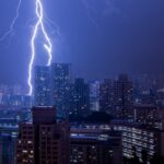 Dlaczego prąd wyłącza się podczas burzy – zabezpieczenia przeciwprzepięciowe