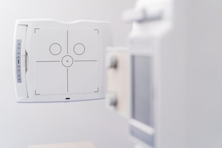 Dlaczego ściemniacz światła mruga i trzeszczy – sprawdzanie obciążenia i wymiana