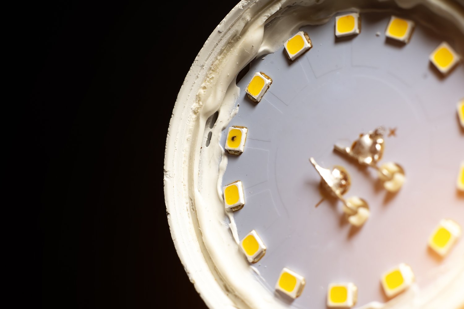 Dlaczego światło LED mruga po wyłączeniu – diagnoza i eliminacja problemu