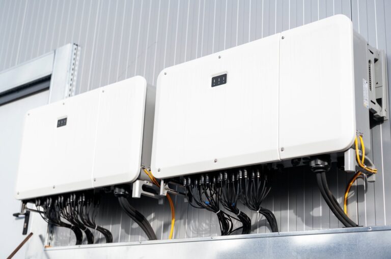 Jak wybrać odpowiedni falownik do instalacji fotowoltaicznej w przedsiębiorstwie