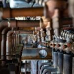 Problem z hałaśliwymi rurami w ścianach – jak zlokalizować i wyciszyć instalację