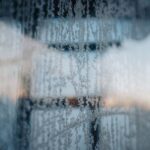 Problem z kondensacją pary na oknach dachowych – poprawa wentylacji i cyrkulacji powietrza