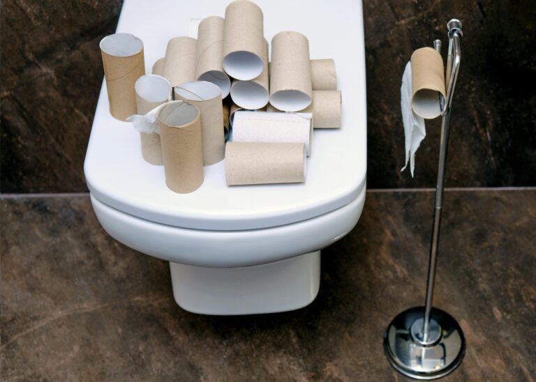 Problem z niedziałającą spłuczką natynkową – dostęp do mechanizmu i naprawa