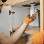 Problem z przeciekającą armaturą pod blatem kuchennym – wymiana uszczelek i dokręcenie połączeń