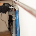 Problem z przeciekającą rurą pod umywalką – lokalizacja nieszczelności i naprawa