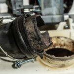 Problem z przeciekającym zaworem w toalecie – wymiana uszczelki krok po kroku