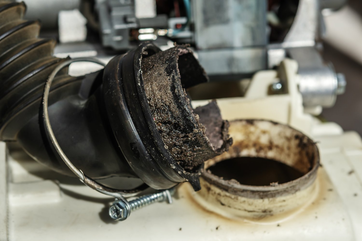 Problem z przeciekającym zaworem w toalecie – wymiana uszczelki krok po kroku