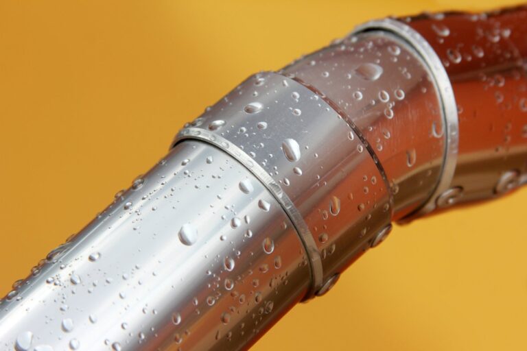 Problem z skraplającą się parą wodną na rurach centralnego ogrzewania – izolacja i eliminacja wilgoci