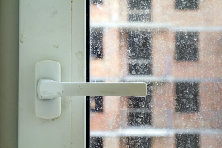 Problem z wilgocią na oknach plastikowych – przyczyny i skuteczne rozwiązania