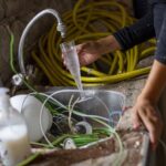 Problem z zastygającą wodą w rurach kanalizacyjnych – odblokowanie i czyszczenie instalacji