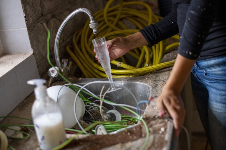 Problem z zastygającą wodą w rurach kanalizacyjnych – odblokowanie i czyszczenie instalacji