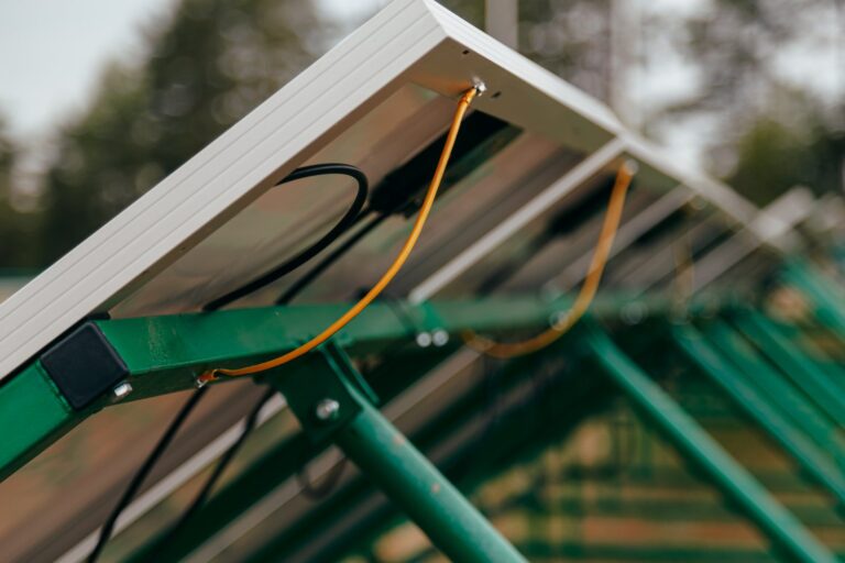 Jak prawidłowo dobrać elementy mocujące do paneli słonecznych