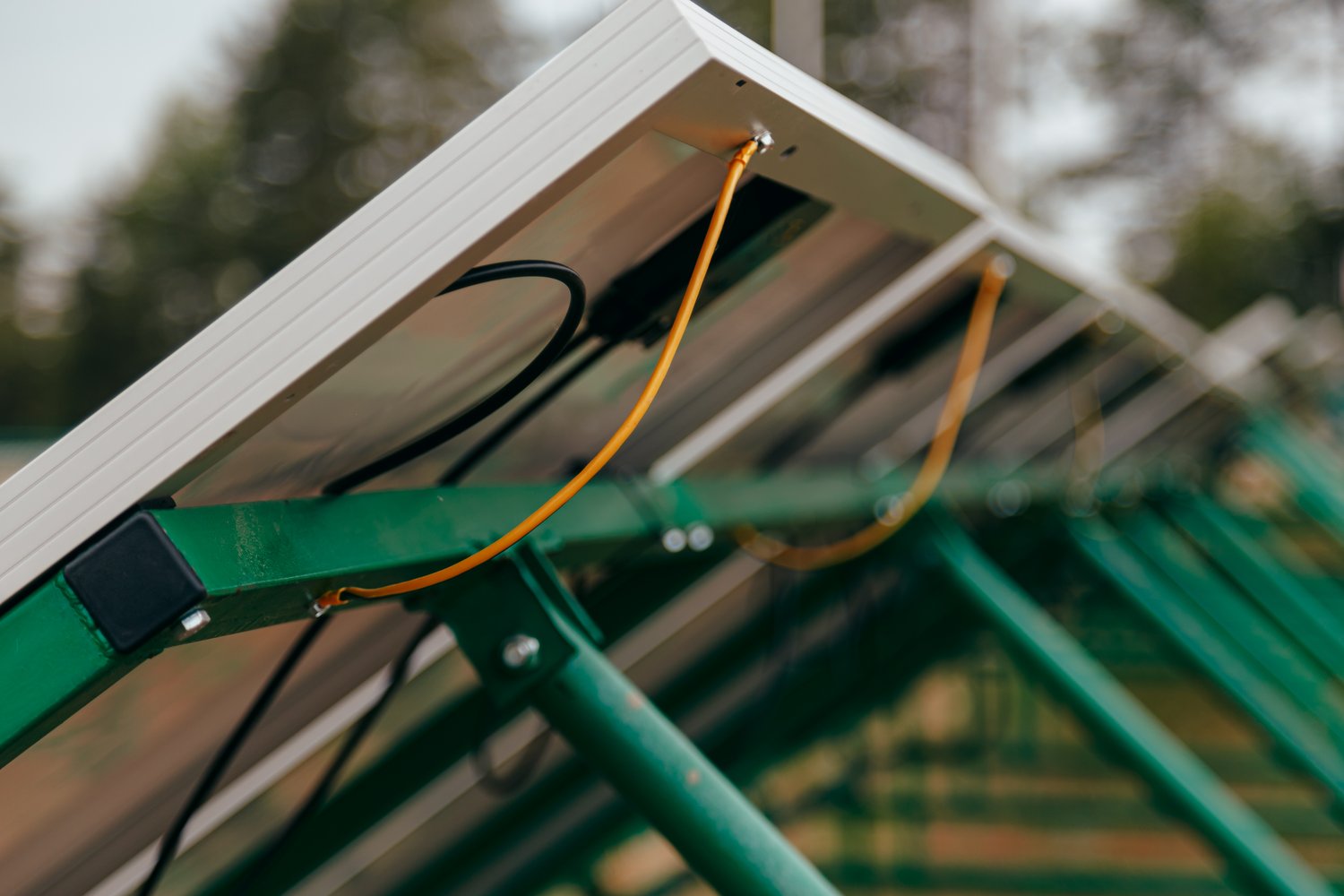 Jak prawidłowo dobrać elementy mocujące do paneli słonecznych