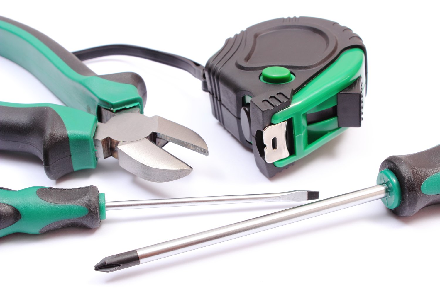 Jak wybrać odpowiednie narzędzia do prac elektrycznych i hydraulicznych