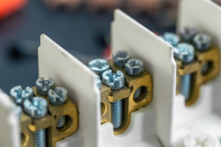 Jak wybrać stycznik 3 fazowy do instalacji przemysłowej