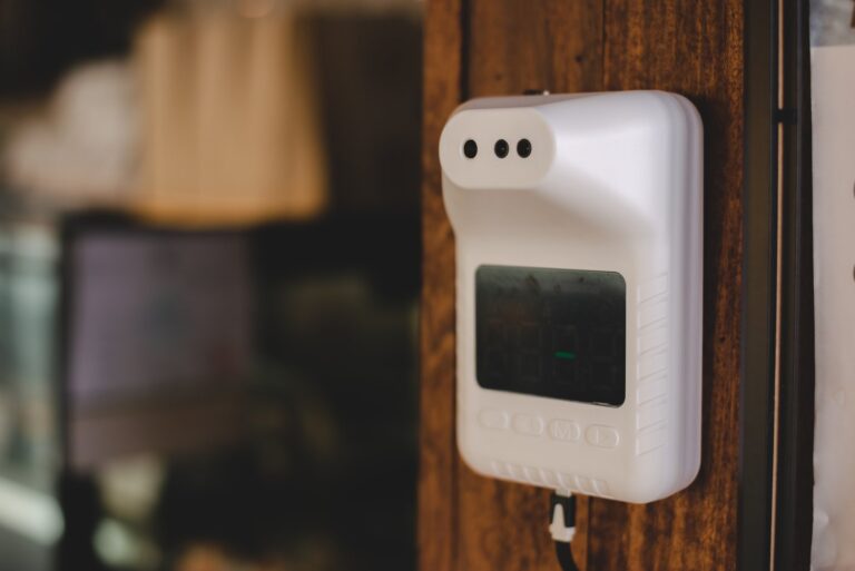 Awaria czujnika wilgoci w łazience – sprawdzanie działania i wymiana baterii