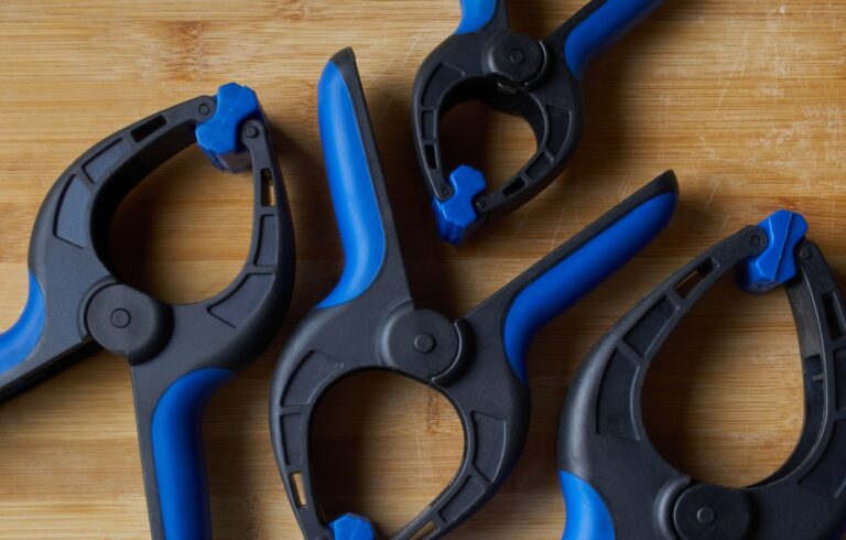 Jak prawidłowo dobrać uchwyty do rur stalowych w instalacjach przemysłowych