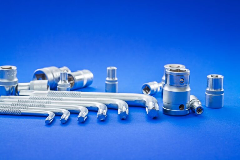 Jak wybrać odpowiednie złączki do instalacji hydraulicznych i pneumatycznych