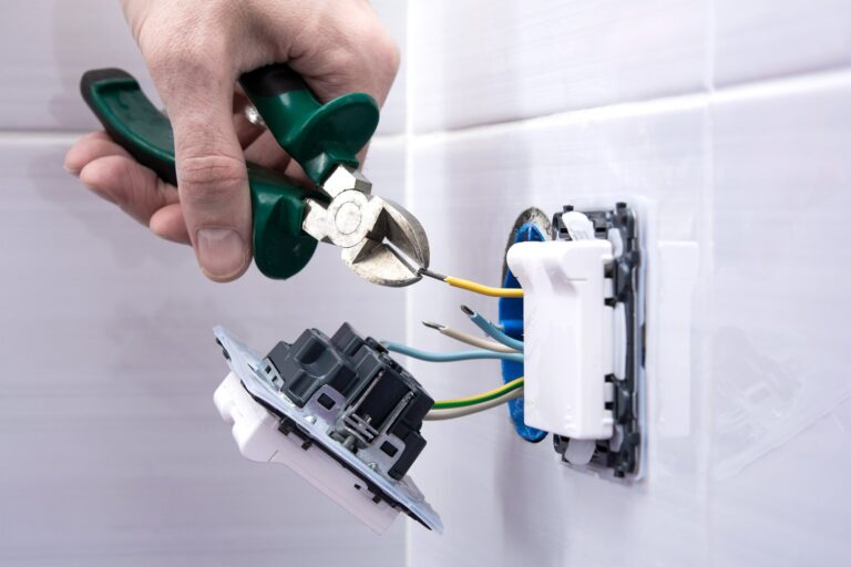 Jak wymienić uszkodzoną puszkę elektryczną w ścianie