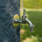 Problem z zamarzającą wodą w kranie zewnętrznym – zabezpieczenie i odmrażanie instalacji