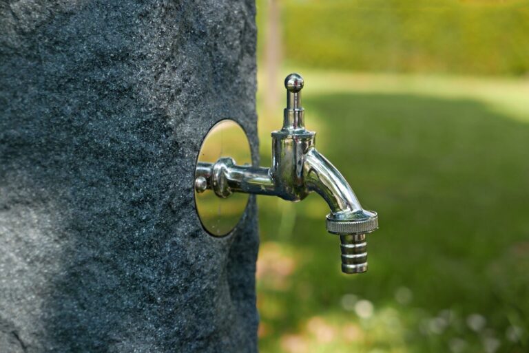 Problem z zamarzającą wodą w kranie zewnętrznym – zabezpieczenie i odmrażanie instalacji