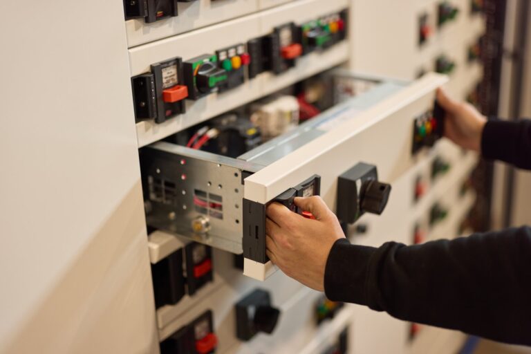 Jak prawidłowo wybrać i zamontować rozdzielnicę podtynkową w mieszkaniu