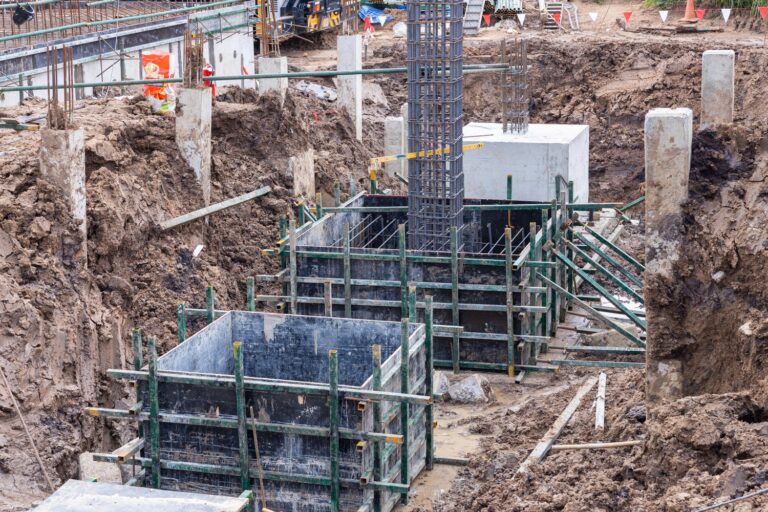 Jak prawidłowo wykonać fundament pod instalacje elektryczne i hydrauliczne